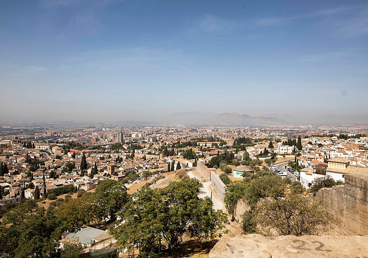 La casi perenne capa de contaminación sobre el cielo de Granada