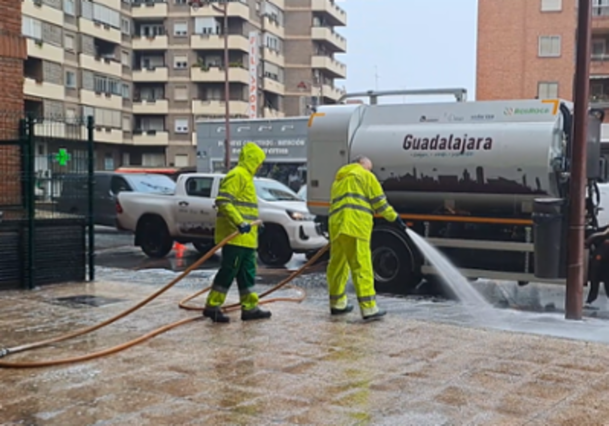 Critican que la campaña de limpieza de Guadalajara es «un engaño» que deja barrios sin atender