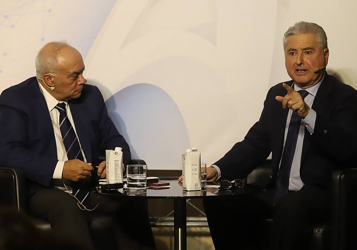 Javier Campos, durante un momento de su intervención en el foro de Asfaco