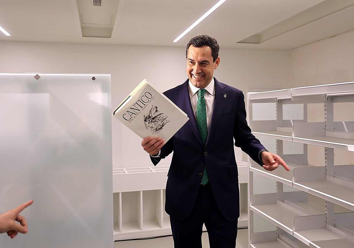 Juanma Moreno, con un ejemplar de 'Cántico'