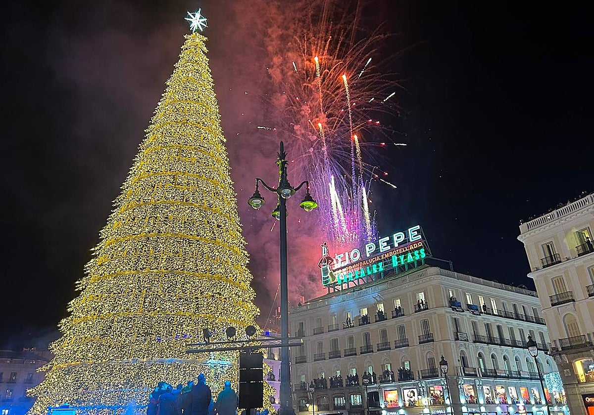 Encendido del árbol de Navidad de la Puerta del Sol, con fuegos artificiales
