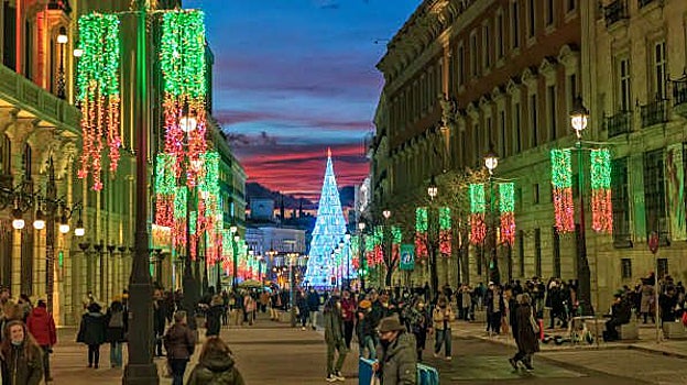 La puerta del Sol iluminada con las luces de navideñas