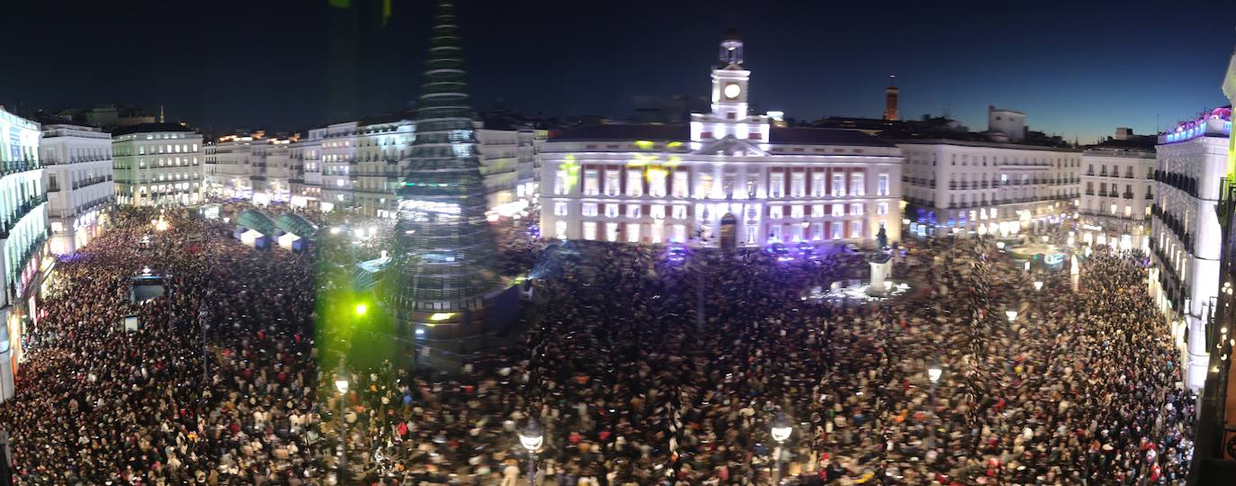 Panorámica de la Puerta del Sol de Madrid, abarrotada en la previa al encendido de las luces de Navidad 2023.