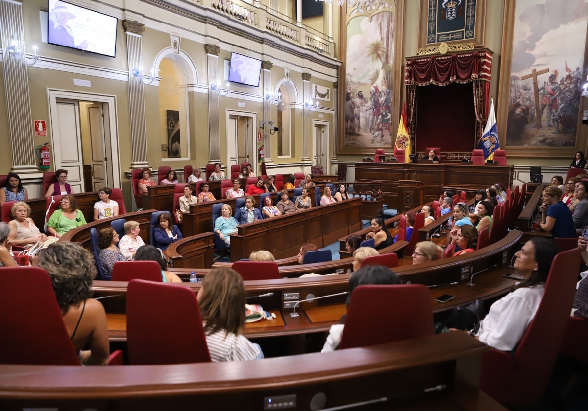 Pleno del Parlamento canario en foto de archivo