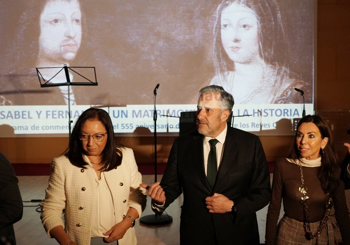 Carlos Pollán, entre Llanos Masó y Marta Fernández