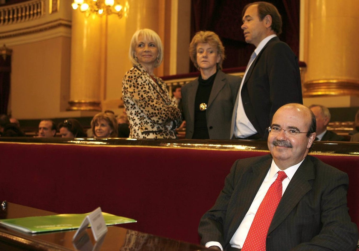 Gaspar Zarrías sonríe en el Senado con Teófila Martínez, Soledad Becerril y Pío García Escudero a su espalda