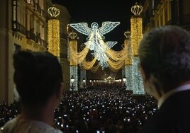 Málaga enciende su Navidad con un recuerdo a las personas enfermas o en guerra