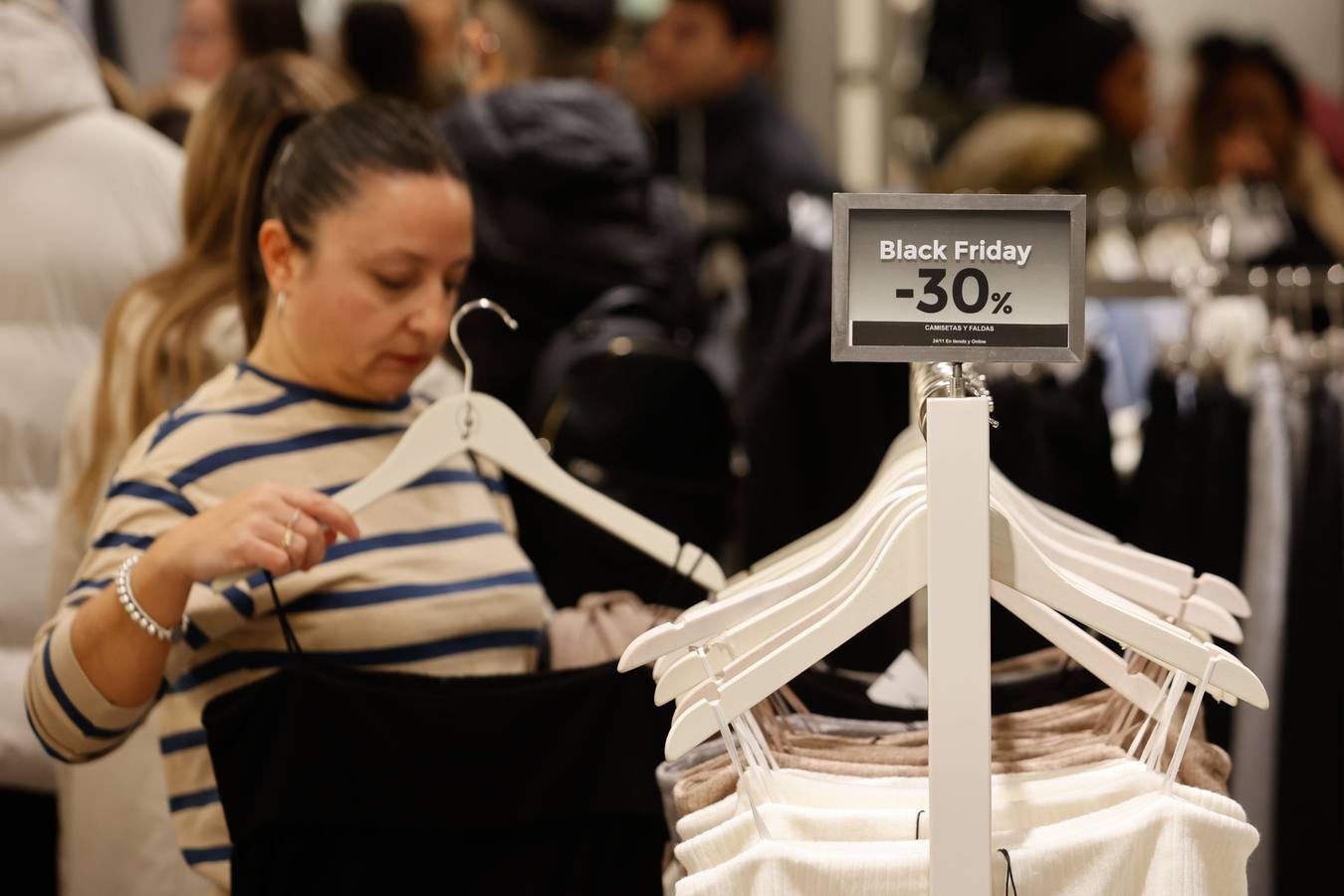 Fotos: ambientazo en la calle en busca de las ofertas del Black Friday en Córdoba