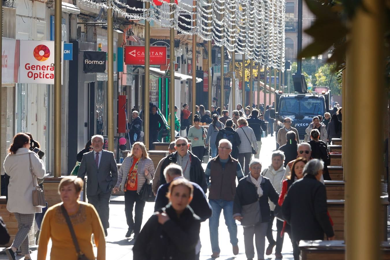 Fotos: ambientazo en la calle en busca de las ofertas del Black Friday en Córdoba