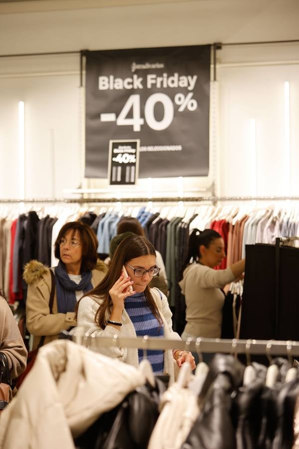 Fotos: ambientazo en la calle en busca de las ofertas del Black Friday en Córdoba