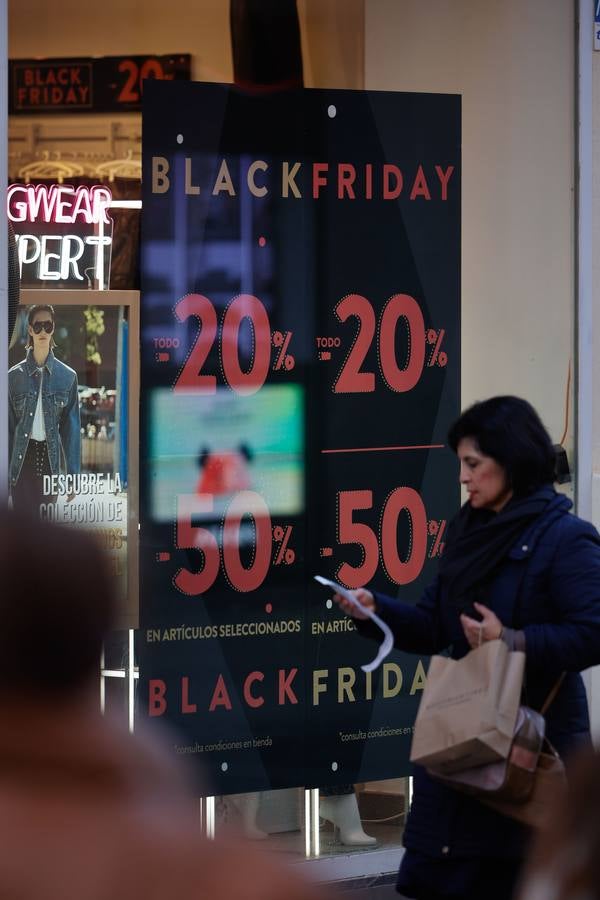 Fotos: ambientazo en la calle en busca de las ofertas del Black Friday en Córdoba