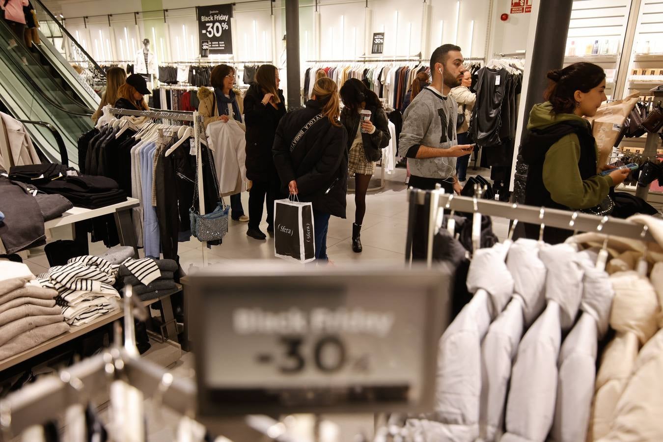 Fotos: ambientazo en la calle en busca de las ofertas del Black Friday en Córdoba