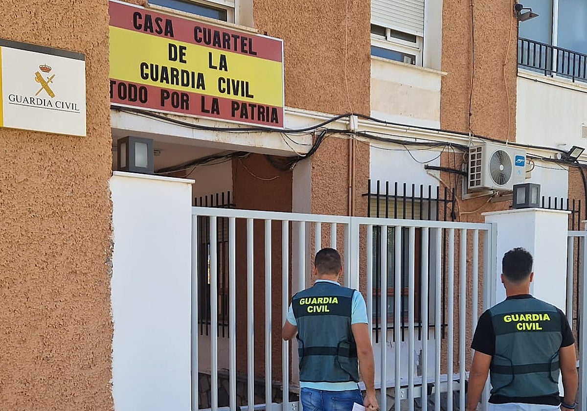 Dos agentes en el cuartel de la Guardia Civil en el cuartel de Huércal-Overa.