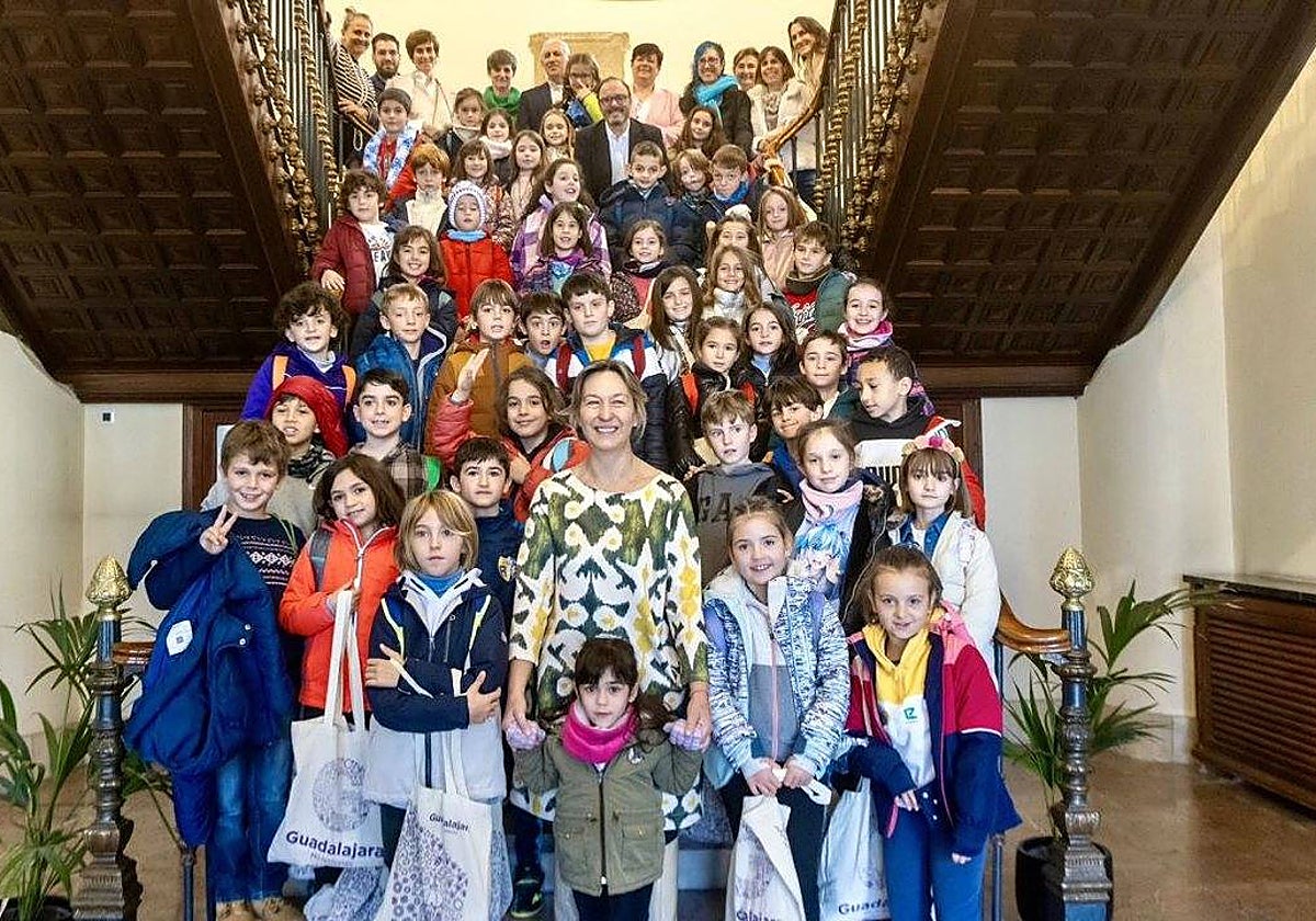 Ana Guarinos junto a algunos de los niños que han acudido al pleno municipal