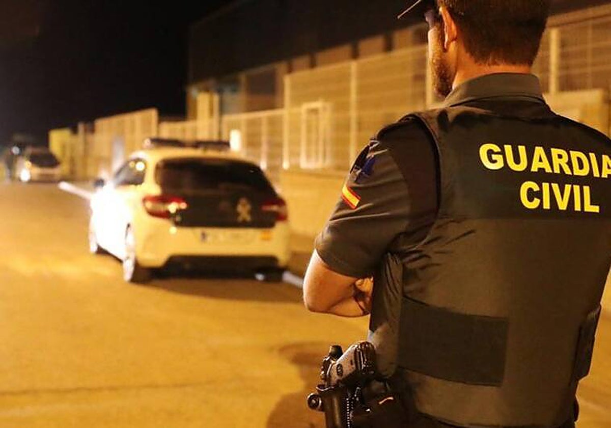 Imagen de archivo de un agente de la Guardia Civil durante una vigilancia nocturna en un polígono