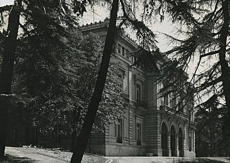 Imagen secundaria 1 - Arriba, el palacio, en su ubicación junto a la Castellana. Abajo, izquierda, la fachada del edificio. Dcha, detalle de las columnas de inspiración árabe