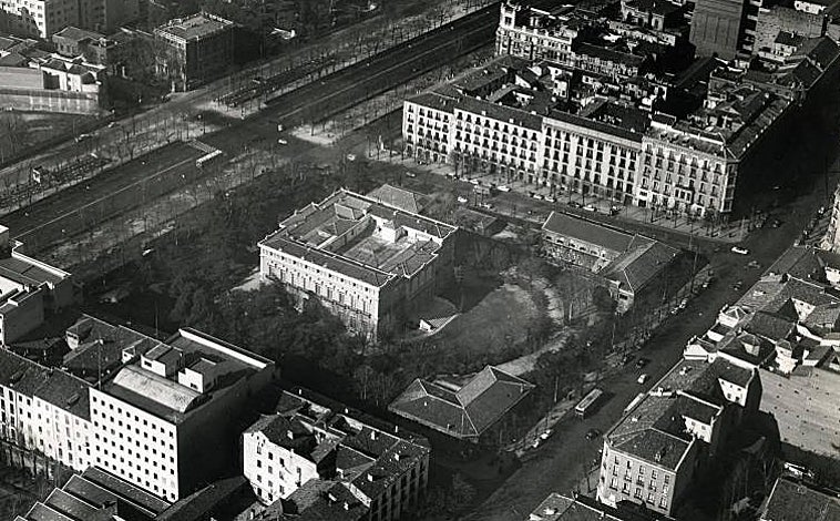 Imagen principal - Arriba, el palacio, en su ubicación junto a la Castellana. Abajo, izquierda, la fachada del edificio. Dcha, detalle de las columnas de inspiración árabe