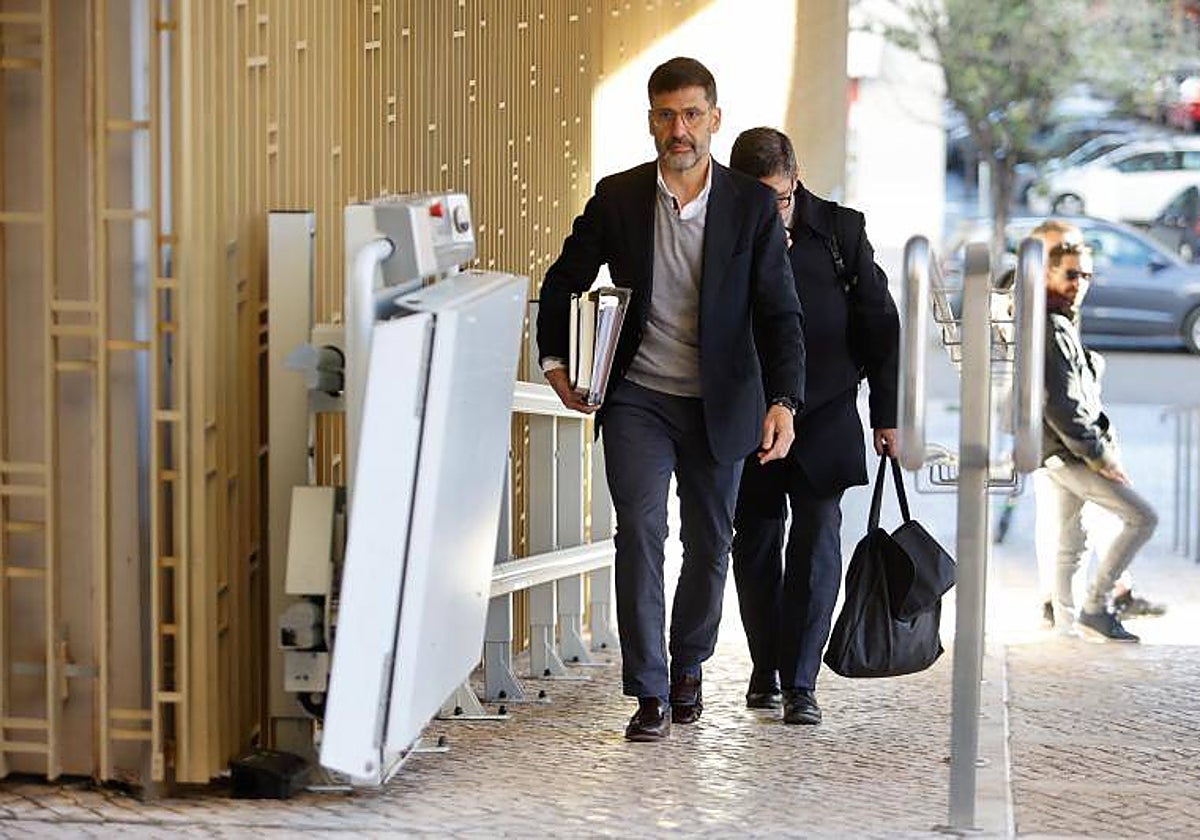 Jesús León entrando a la Ciudad de la Justicia para el Concurso del Córdoba CF al Mercantil