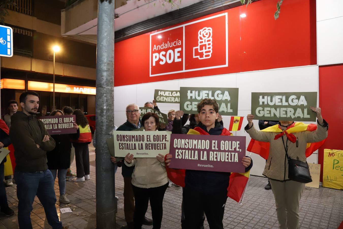 Fotos: Vox encabeza una nueva protesta en la sede del PSOE de Córdoba contra la amnistía