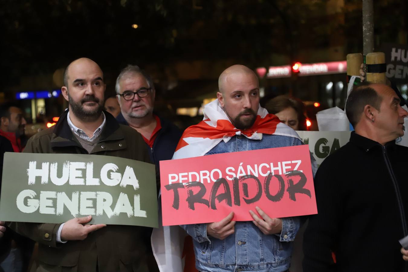 Fotos: Vox encabeza una nueva protesta en la sede del PSOE de Córdoba contra la amnistía