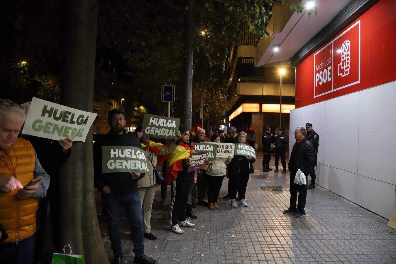 Fotos: Vox encabeza una nueva protesta en la sede del PSOE de Córdoba contra la amnistía