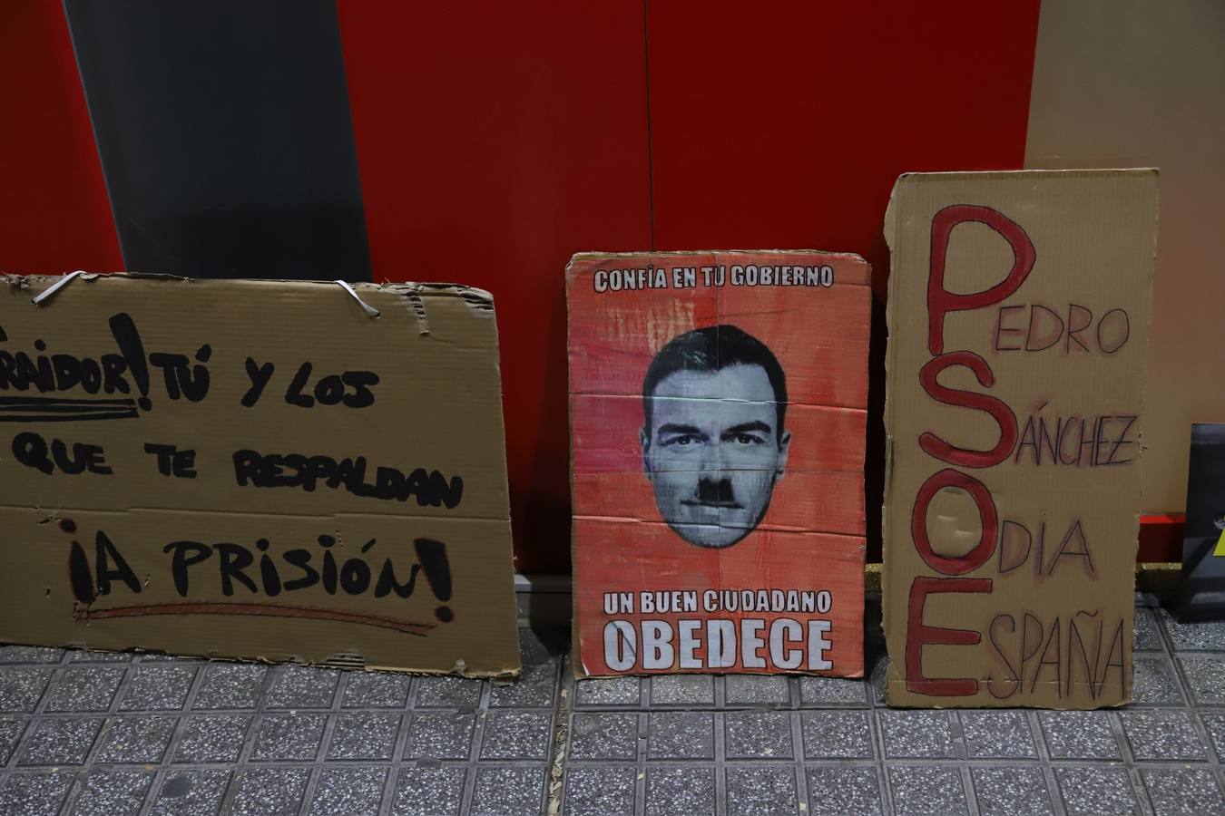 Fotos: Vox encabeza una nueva protesta en la sede del PSOE de Córdoba contra la amnistía