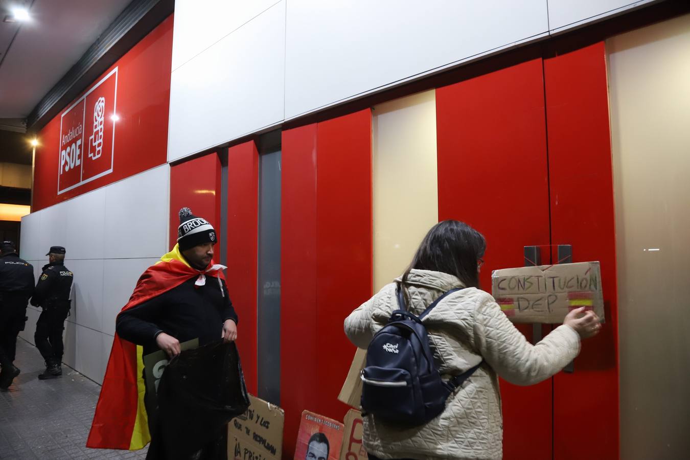 Fotos: Vox encabeza una nueva protesta en la sede del PSOE de Córdoba contra la amnistía