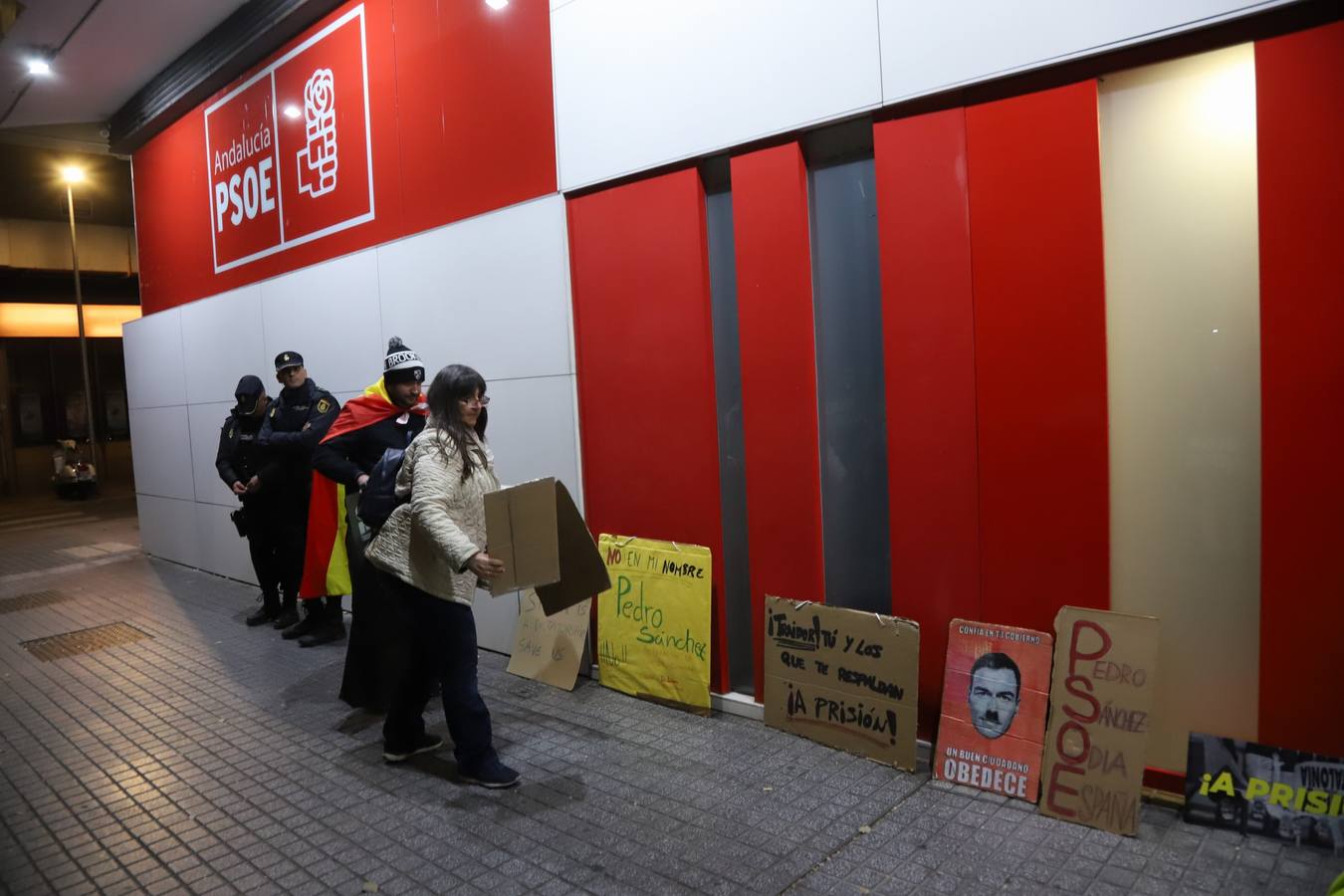 Fotos: Vox encabeza una nueva protesta en la sede del PSOE de Córdoba contra la amnistía