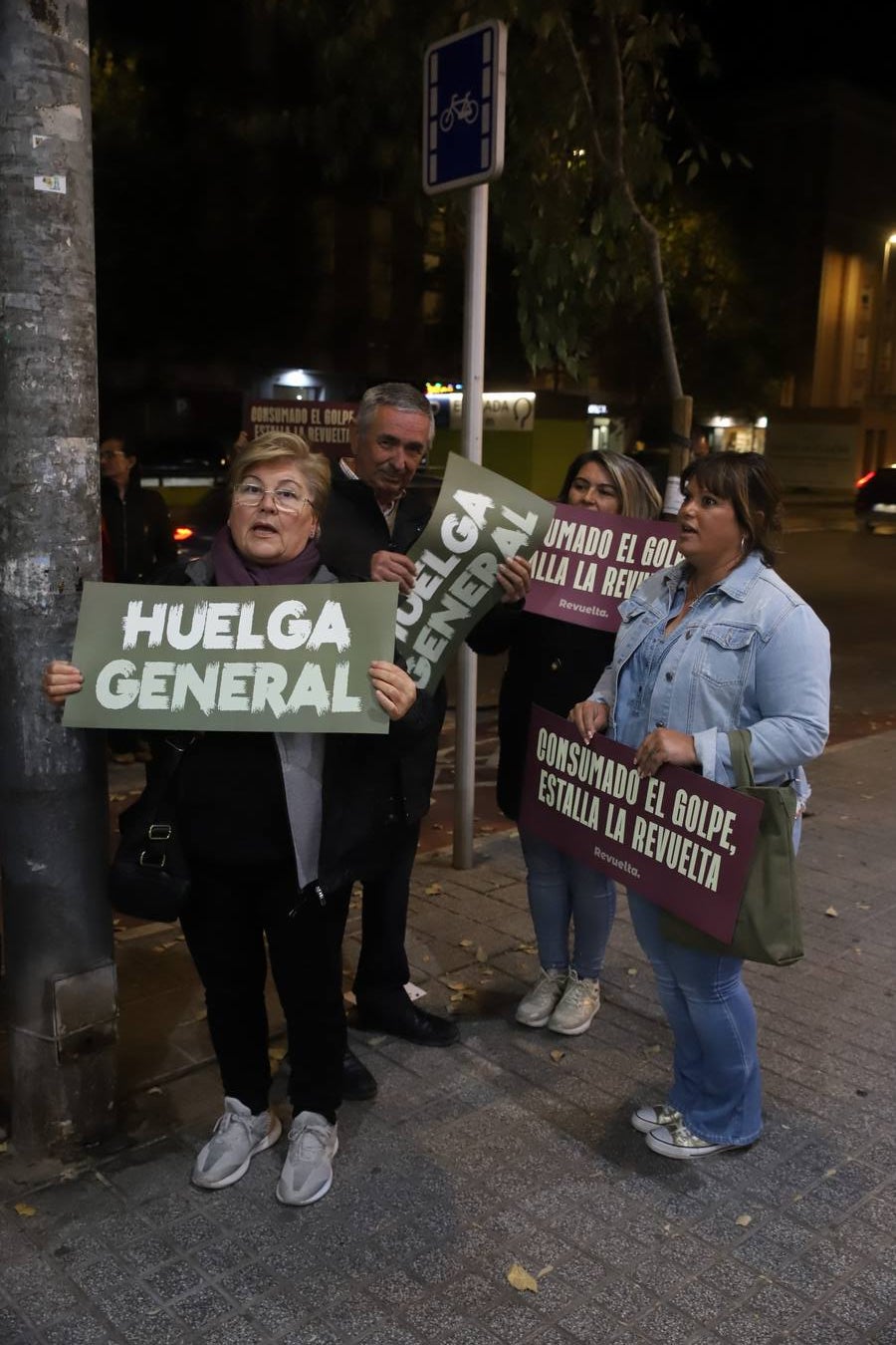 Fotos: Vox encabeza una nueva protesta en la sede del PSOE de Córdoba contra la amnistía