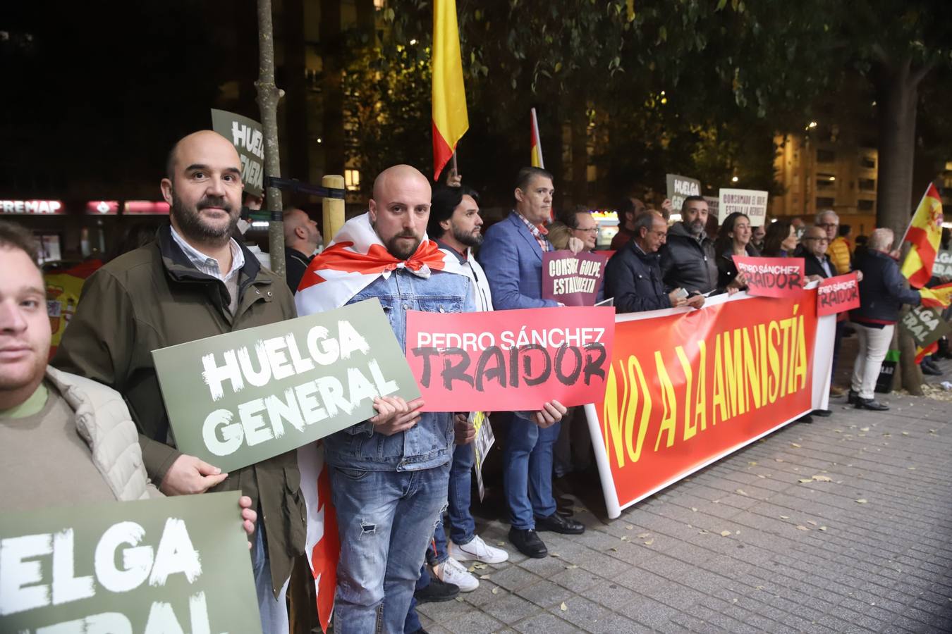 Fotos: Vox encabeza una nueva protesta en la sede del PSOE de Córdoba contra la amnistía