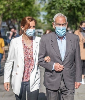 Imagen secundaria 2 - Arriba, Yolanda Díaz junto a su padre, Suso Díaz, militante del PC y exsecretario general de CCOO. En las imágenes inferiores el líder de Vox junto a su padre, Santiago Abascal Escuza, que llegó a ser diputado por el PP en el Congreso. A la derecha, Mónica García acompaña a votar a su padre, Sergio García Reyes, un psiquiatra que fue diputado por el PC en la I legislatura de la Asamblea de Madrid 