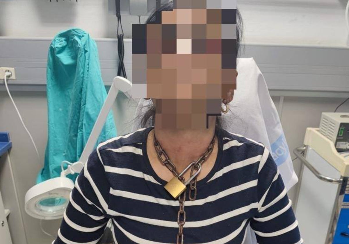 La mujer, en el hospital de Miranda de Ebro, con la cadena al cuello