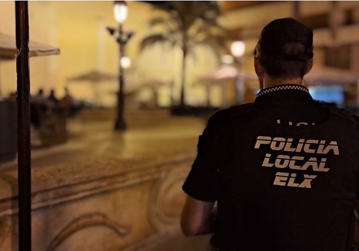 Imagen de archivo de un agente de la Policía Local de Elche