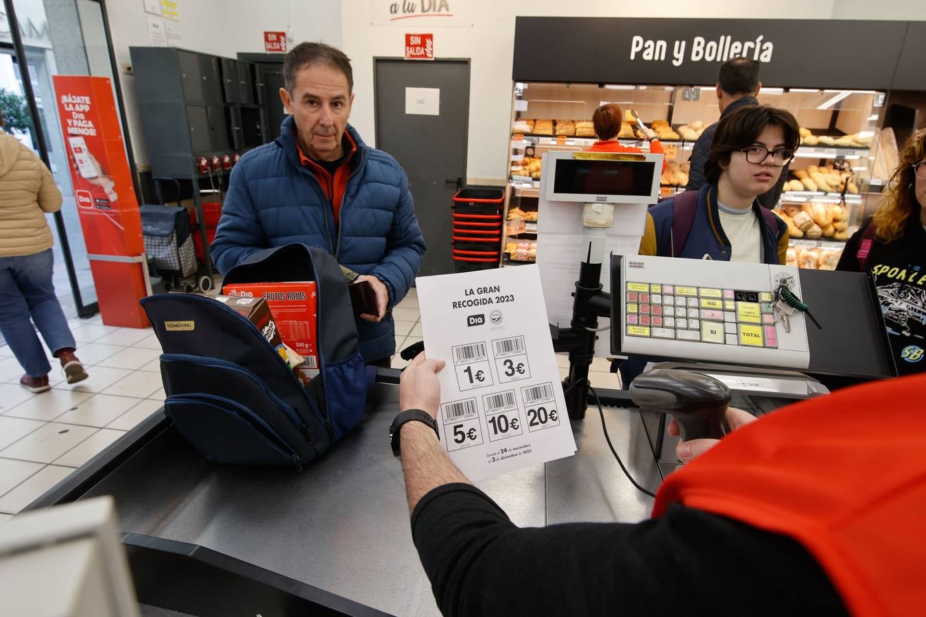 Fotos: los cordobeses se vuelcan con la Gran Recogida de Alimentos