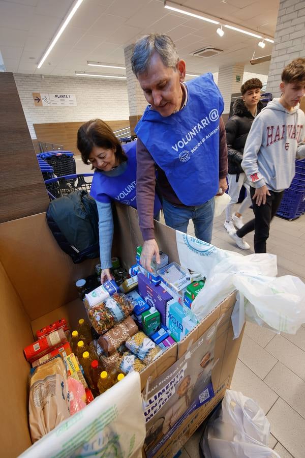 Fotos: los cordobeses se vuelcan con la Gran Recogida de Alimentos