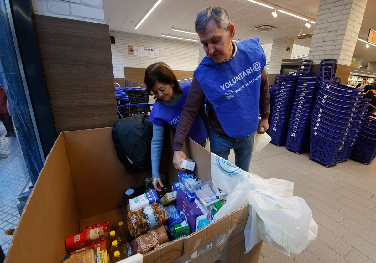 Dos voluntarios durante la actividad solidaria