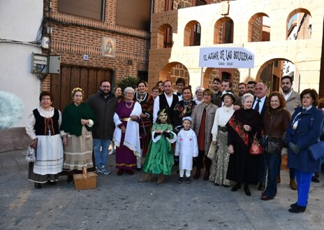 Imagen secundaria 1 - Arriba el presidente de la Diputación Provincial de Toledo con el alcalde, Gregorio García;  Carmen Riolobos y Rocío López.  Sobre estas líneas, dos momentos de la visita de Cedillo al Castillo de Bayuela, donde fotografió a varios vecinos juntos 