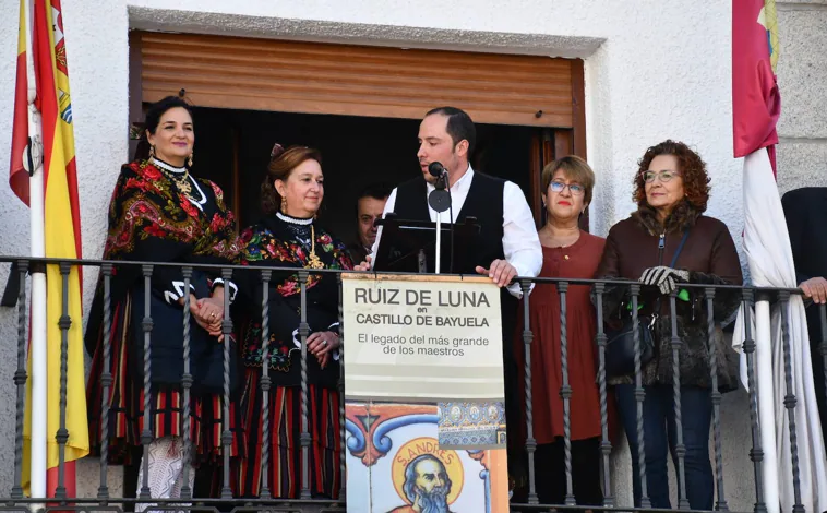 Imagen principal - Arriba el presidente de la Diputación Provincial de Toledo con el alcalde, Gregorio García;  Carmen Riolobos y Rocío López.  Sobre estas líneas, dos momentos de la visita de Cedillo al Castillo de Bayuela, donde fotografió a varios vecinos juntos 