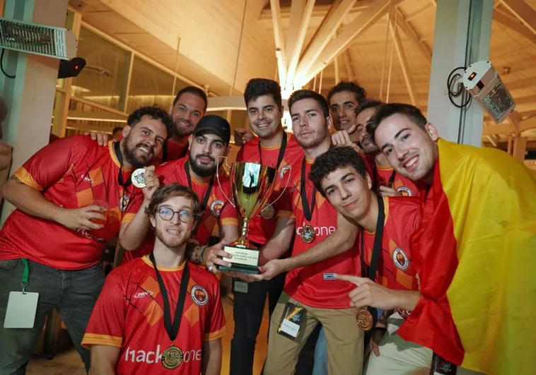 Varios miembros del equipo español posan con el trofeo conseguido en Buenos Aires