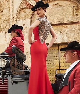 Imagen secundaria 2 - La modelo y diseñadora cordobesa Paloma Cuevas alardea en sus redes sociales de ciudad en un recorrido visual por los rincones más emblemáticos de Córdoba en los que ha posado para firmas como Rosa Clará. Y lo hace bajo la canción 'Motivos', interpretada por Luis Miguel justo cuando se ha conocido que el cantante mexicano iniciará su gira española en Los Califas.