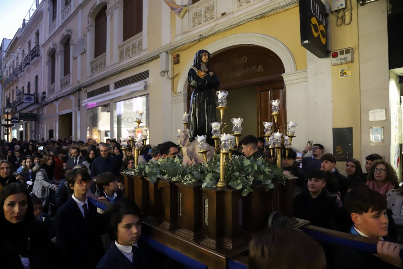 Fotos: la alegre procesión de la Virgen de la Medalla Milagrosa en Córdoba