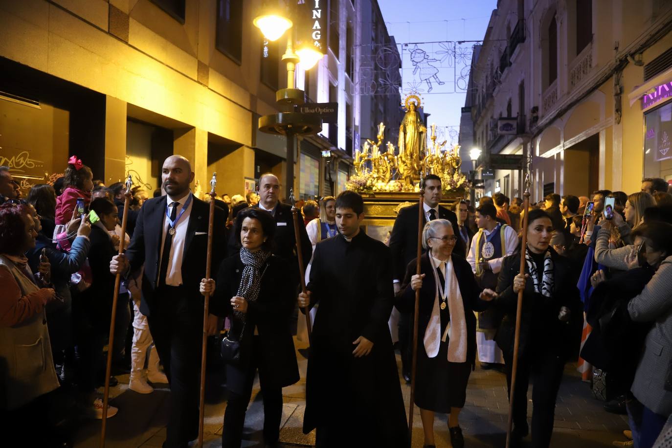 Fotos: la alegre procesión de la Virgen de la Medalla Milagrosa en Córdoba