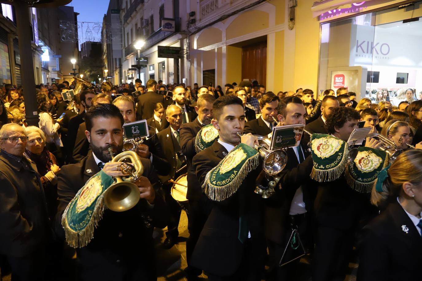 Fotos: la alegre procesión de la Virgen de la Medalla Milagrosa en Córdoba