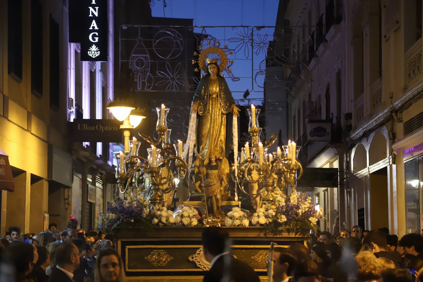 Fotos: la alegre procesión de la Virgen de la Medalla Milagrosa en Córdoba