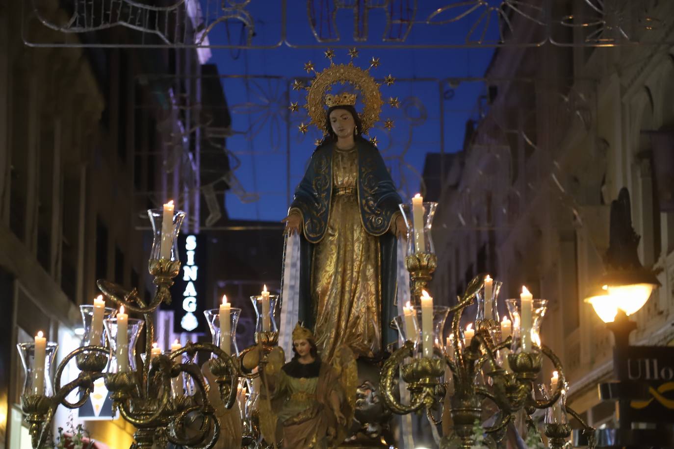 Fotos: la alegre procesión de la Virgen de la Medalla Milagrosa en Córdoba