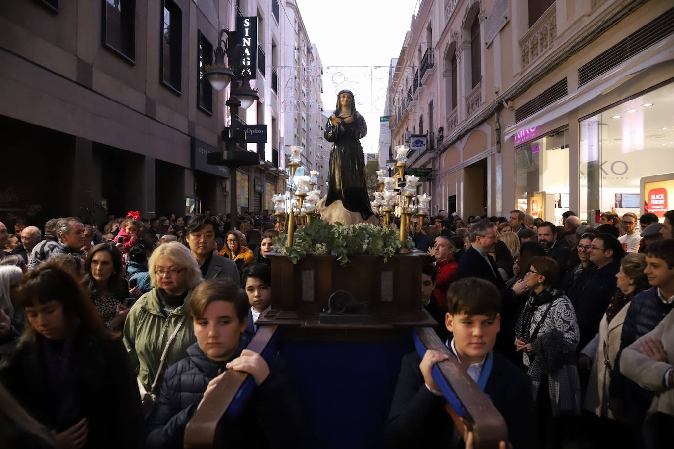 Fotos: la alegre procesión de la Virgen de la Medalla Milagrosa en Córdoba