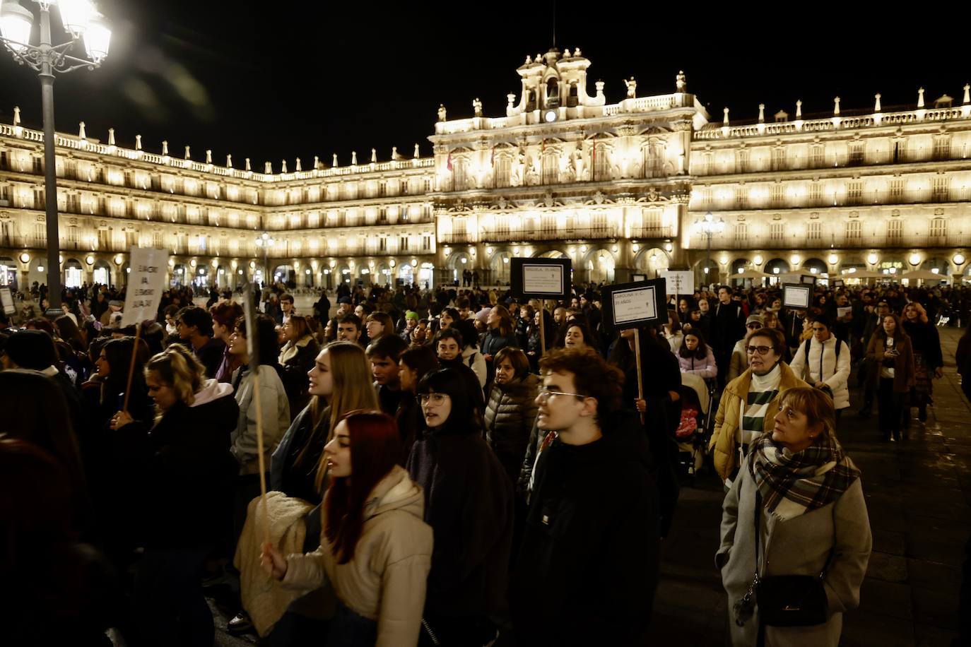 Cientos de personas, en la manifestación este sábado en la Plaza Mayor de Salamanca
