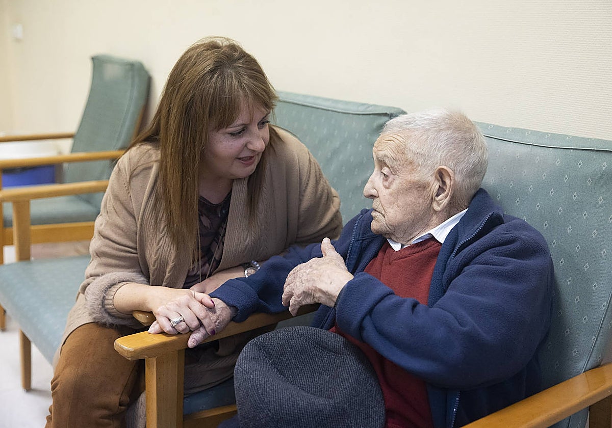 La voluntaria de la Fundación Lo Que De Verdad Importa, Almudena, junto a Felipe