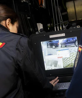 Imagen secundaria 2 - Un policía, con el traje de protección, se acerca a un bidón en el que hay material bioquímico. Dos compañeros ayudan a vestirse a un Tedax antes de acudir a desactivar un explosivo. Y una agente controla el robot del Tedax a distancia