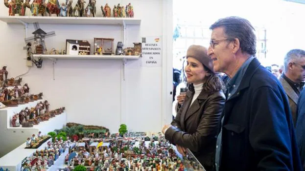 Feijóo y Ayuso visitan el mercado navideño de la Plaza Mayor de Madrid